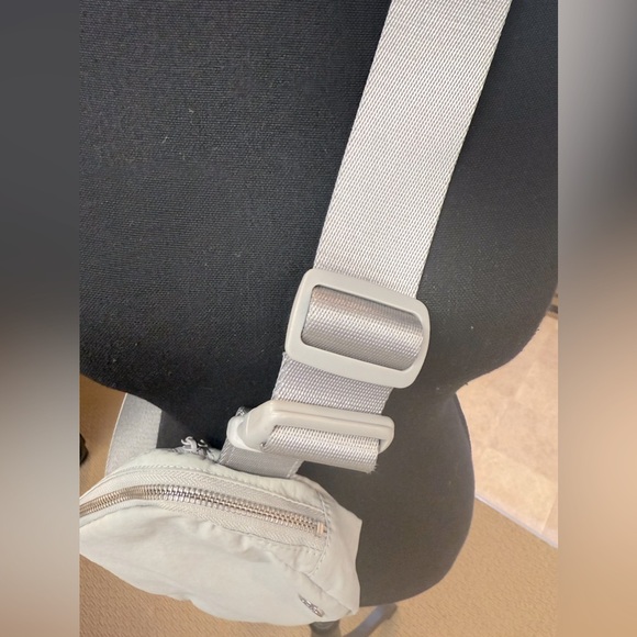 Lululemon Everywhere Belt Bag 1L Fanny Pack Light Gray - Picture 2 of 5